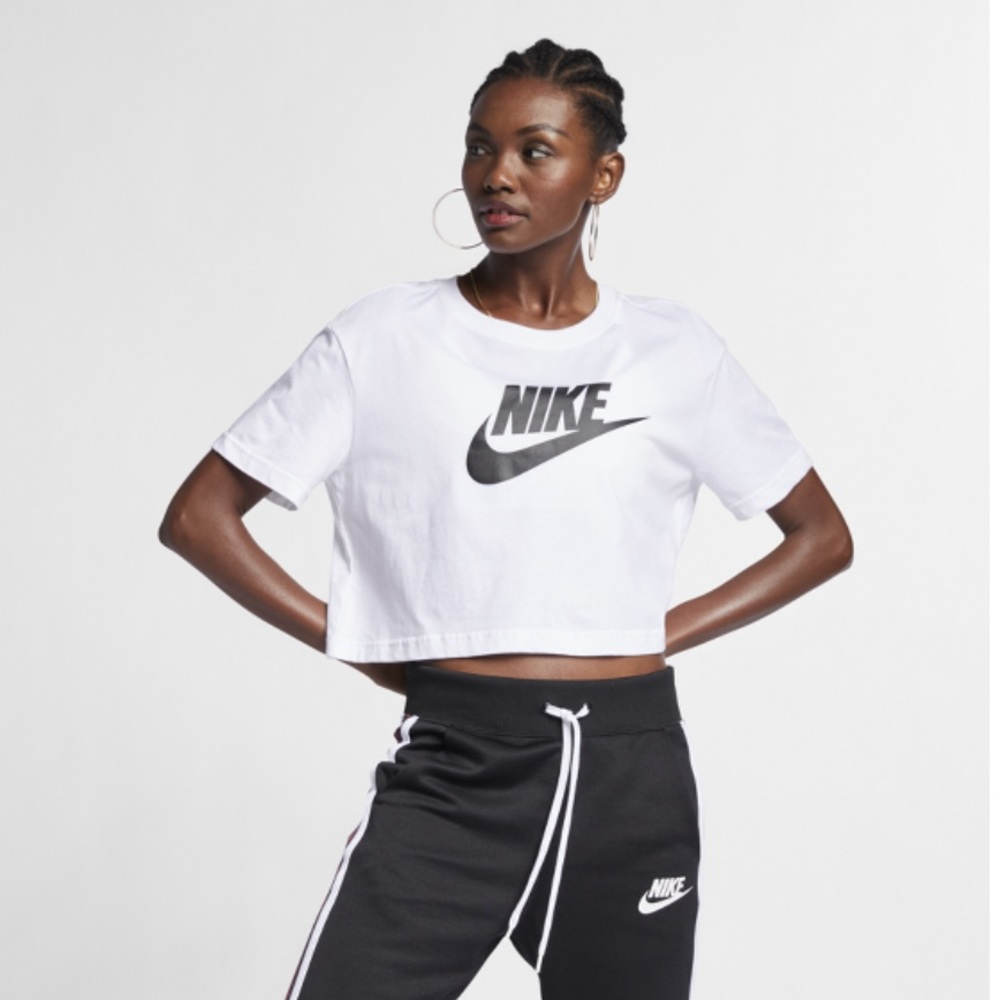 Nike Sportswear Essential Women's Cropped T-Shirt
Size M (8–10)